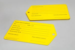 Zawieszka hang tag z papieru syntetycznego z dziurką, ż&oacute;łty nadruk