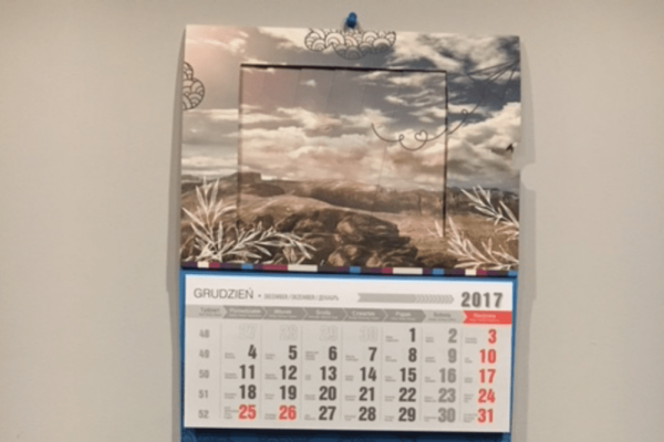 Kalendarz trojdzielny z roletka aqrat 2 min 600x400 - Kalendarze nigdzie nie spotykane
