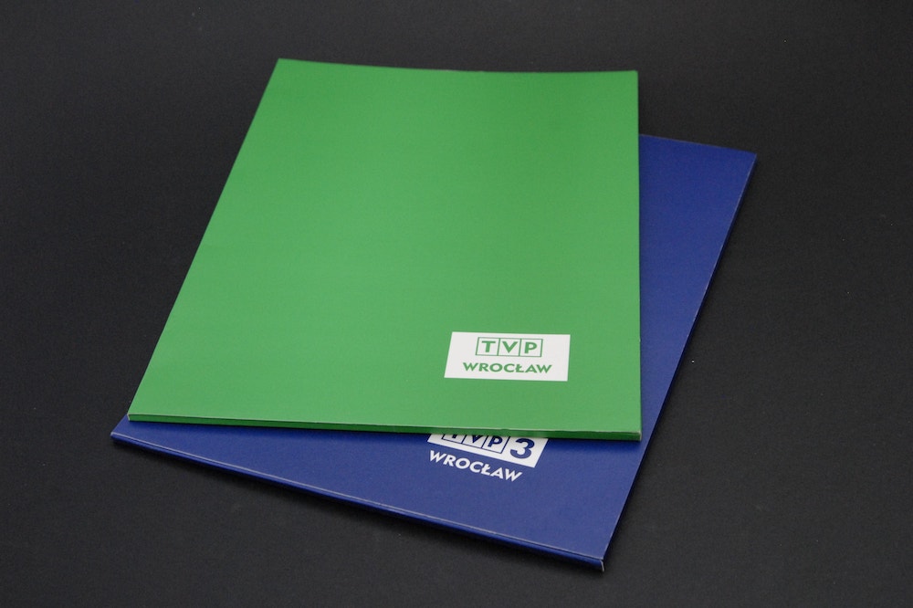 Teczka firmowa A4 zielona apla matowa z bialym logo min - Teczki firmowe