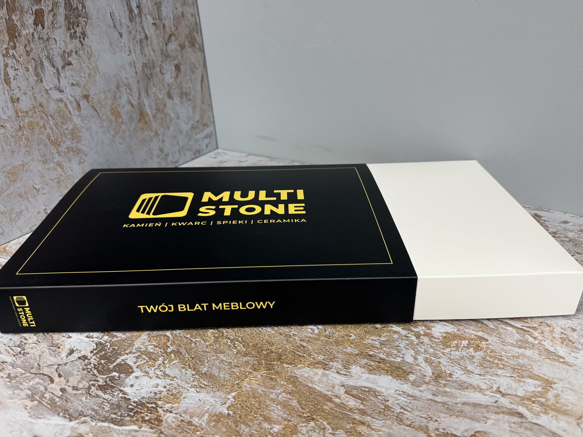 Realizacje Czarno-kremowe pudełko denko-wieko Multi Stone ze złotym nadrukiem — realizacja AQRAT