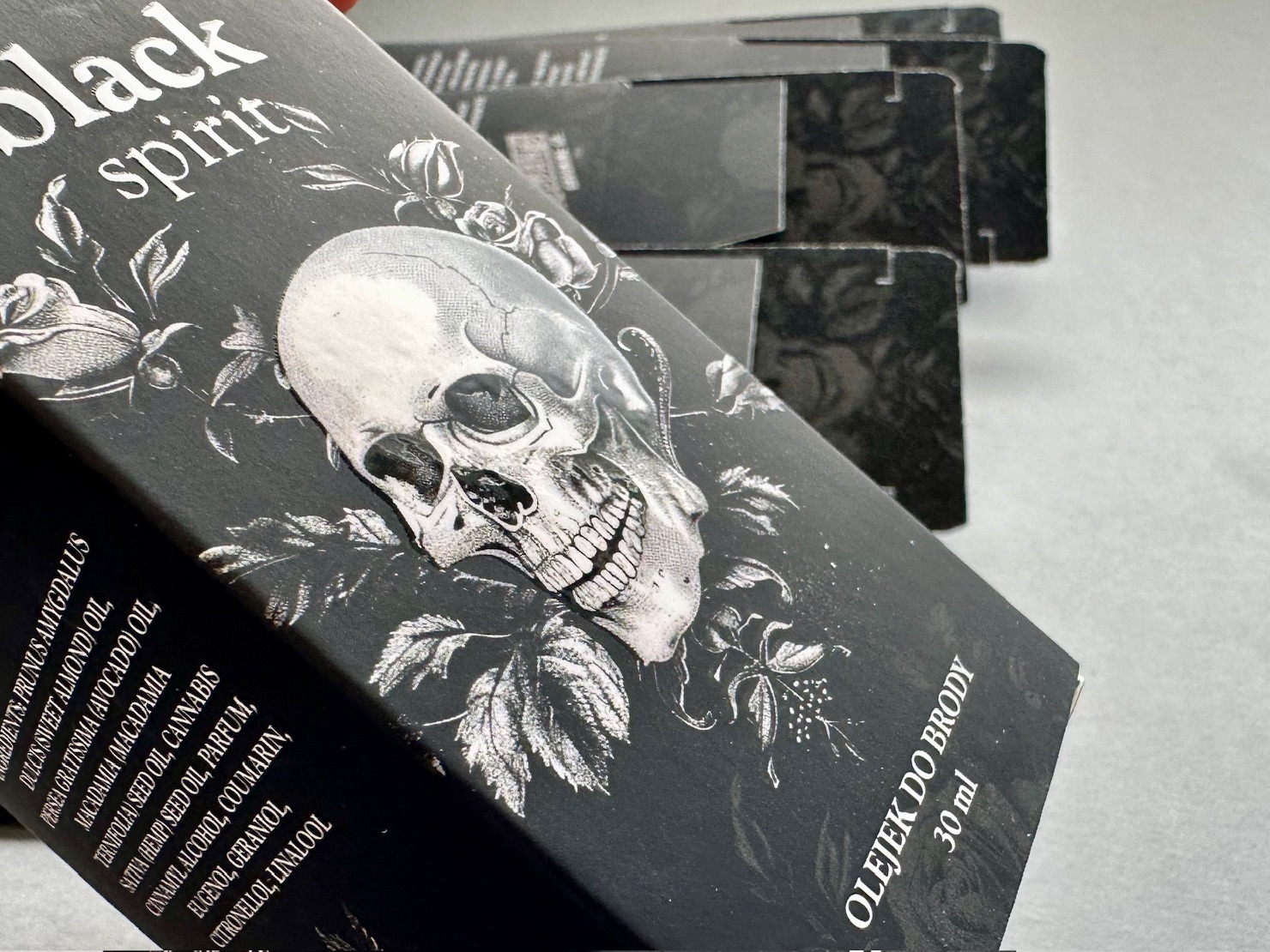 Realizacje Czarne pudełko produktowe Black Spirit z nadrukiem — realizacja AQRAT