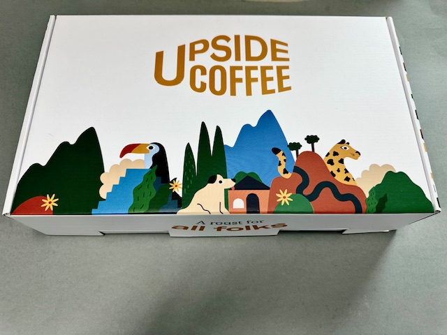 Realizacje Pudełko wysyłkowe Upside Coffee w kolorowej okleinie z ilustracją — realizacja AQRAT