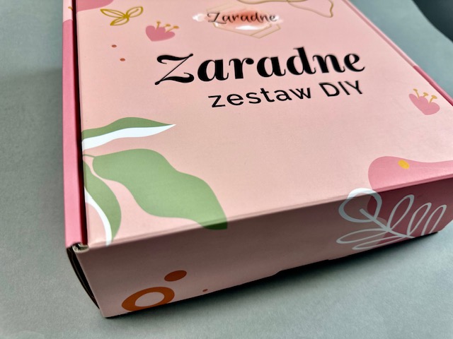Realizacje Różowe pudełko wysyłkowe Zaradne zestaw DIY w kolorowej okleinie — realizacja AQRAT