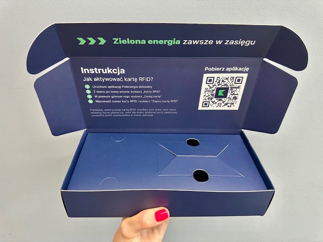 Realizacje Granatowe pudełko z klapką Polenergia z nadrukiem wewnątrz — realizacja AQRAT