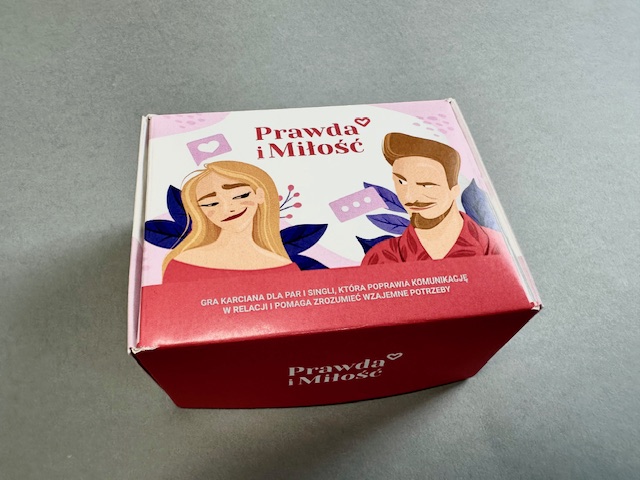 Realizacje Czerwone pudełko z klapką Prawda i Miłość z ilustracją — realizacja AQRAT