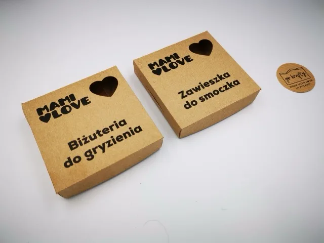 Mami Love – kraftowe pudełka z okienkiem w kształcie serca na biżuterię do gryzienia i zawieszki do smoczka. Kraftowe pudełka Mami Love z okienkiem w kształcie serca