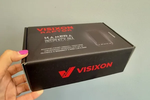 Czarne pudełko z nadrukiem na kamerę inspekcyjną Visixon Raptor &ndash; realizacja AQRAT