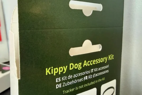 Pudełko z zawieszką na zestaw akcesori&oacute;w do lokalizatora Kippy &ndash; realizacja AQRAT