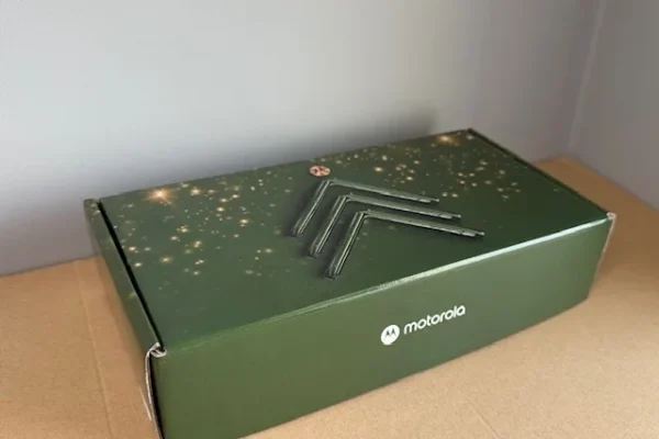 Zielone pudełko z logo Motorola i złotym nadrukiem gwiazdek &ndash; realizacja AQRAT