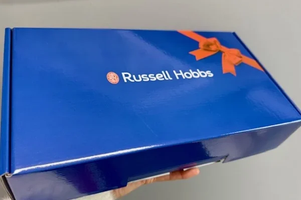 Granatowe błyszczące pudełko Russell Hobbs z nadrukowaną wstążką &ndash; realizacja AQRAT