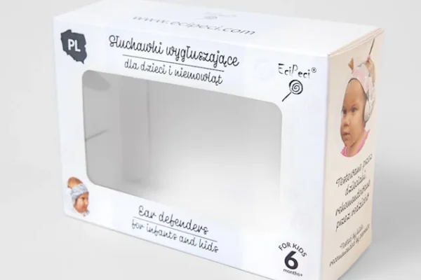 Białe pudełko z okienkiem na słuchawki wygłuszające dla dzieci marki EciPeci &ndash; realizacja AQRAT