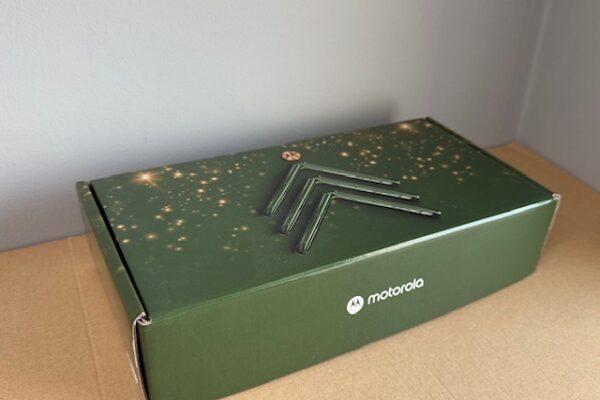 Zielone pudełko z tektury falistej z okleiną z nadrukiem i złoceniem, z logo Motorola