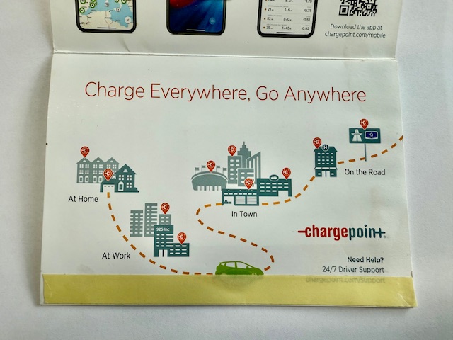 Rozłożona ulotka ChargePoint z mapą punkt&oacute;w ładowania &ndash; realizacja AQRAT