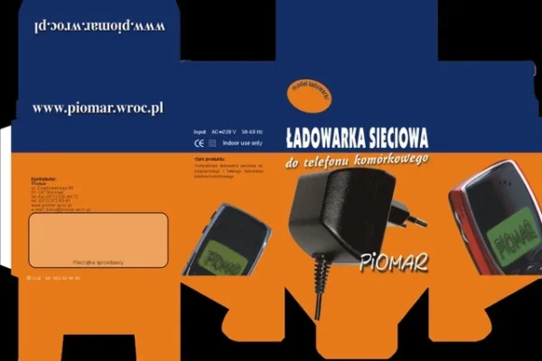 Wykr&oacute;j pudełka na ładowarkę sieciową Piomar z nadrukiem przed złożeniem &ndash; realizacja AQRAT