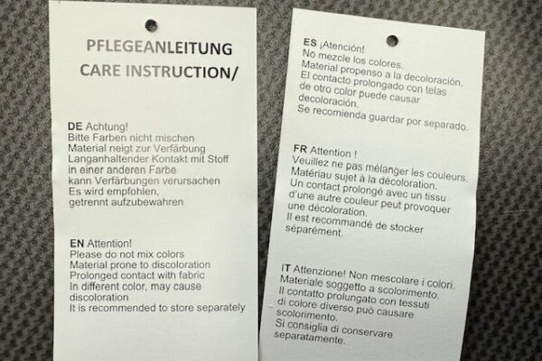 Dwustronna zawieszka do odzieży z instrukcją pielęgnacji w pięciu językach, nadruk na białym kartoniku